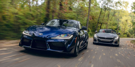 <p>BMW'nin satış lideri Pieter Nota, Nikkei ile yaptığı bir röportajda, markaların 2025'e kadar ortak olarak geliştirdikleri hidrojen yakıt hücreli araçları piyasaya sürmeyi hedeflediklerini belirtti. BMW ve Toyota'nın uzun süredir devam eden "yeşil otomobil" ortaklığı, meyvelerini toplamaya bir adım daha yaklaşıyor. Autoblog'un açıklamasına göre, BMW'nin satış lideri Pieter Nota, Nikkei ile yaptığı röportajda, markaların birlikte geliştirdiği hidrojen yakıt hücreli araçları 2025'e kadar satışa sunmayı planladıklarını ifade etti. Nota, potansiyel müşterilere neyin beklendiği konusunda bir ipucu vermedi, ancak yakıt hücrelerinin özellikle büyük SUV'ler gibi iX5 Hydrogen konsept aracı için önemli olduğunu belirtti. iX5'in küçük ölçekli üretiminin bu yılın sonunda başlaması bekleniyor.</p><p><br></p><p>BMW ve Toyota, Supra spor otomobilinin tekrar hayata dönmesi de dahil olmak üzere yıllar boyunca birçok otomobil üzerinde işbirliği yaptı. İki şirket, yeşil araç teknolojisi ortaklıklarını resmi olarak 2013 başlarında duyurdu, ancak kapsamlı bir yakıt hücresi sistemi üzerinde çalışmaları 2020'ye kadar tamamlanmayı planlamamışlardı.</p><p><br></p><p>Elektrikli araçların daha popüler hale geldiği bir dönemde hidrojenle çalışan araçlar üzerinde çalışmaya devam etmek tuhaf gelebilir. Ancak Nota, daha önce duyduğumuz bazı avantajları hatırlatıyor. Örneğin, elektrikli araçların birkaç kat daha uzun süren şarj işlemine sahip olduğu durumlarda, yakıt hücreli araçlar sadece birkaç dakika içinde tekrar doldurulabilir. Nota ayrıca BMW'nin tüm yatırımlarını tek bir teknolojiye odaklamak istemediğini ve hidrojen modellerinin elektrikli versiyonları kadar arz sıkıntısı yaşamadığını belirtti.</p><p><br></p><p>Ancak hidrojen teknolojisiyle birlikte, BMW'nin elektrikli araç gelişimini hızlandırma niyetinde olduğu da görülüyor. Sadece elektrikli araçların öngörülen satış oranının beklenenden daha yüksek olduğunu ve Nota'nın şirketin mevcut 2030 hedefinden "bir veya iki yıl önce" yüzde 50 elektrikli araçılan araç satış hedefine ulaşabileceğini belirtti.</p><p><br></p><p>Bu yeni bilgilere dayanarak, BMW ve Toyota'nın ortaklığının hidrojen yakıt hücreli araçlar üzerinde yoğunlaştığı ve 2025'e kadar bu tür araçları piyasaya sürmeyi planladığı anlaşılıyor. BMW'nin bu teknolojiye odaklanmasının yanı sıra, elektrikli araçlar konusundaki gelişmeleri de hızlandırmayı hedeflediği ortaya çıkıyor. Hem hidrojen yakıt hücreli araçlar hem de elektrikli araçlar, sürdürülebilir ve çevre dostu ulaşımın geleceği için önemli adımlar olarak görülüyor.</p><p><br></p><p>Bu ortaklık sayesinde, BMW ve Toyota'nın otomotiv endüstrisinde yeşil teknolojilerin geliştirilmesine katkıda bulunduğu ve geleceğin sürdürülebilir mobiliteye doğru ilerlediği söylenebilir. Hidrojen yakıt hücreli araçların kullanımıyla birlikte daha temiz bir enerji kaynağına geçiş sağlanacak ve çevresel etkilerin azaltılmasına katkıda bulunulacak.</p><p><br></p><p>BMW ve Toyota'nın ortaklığı, otomotiv endüstrisindeki diğer şirketlere de ilham kaynağı olabilir ve yeşil teknolojilerin geliştirilmesinde işbirliklerinin önemini vurgulayabilir. Bu tür ortaklıklar, sürdürülebilirlik ve çevre konularında küresel düzeyde ilerlemeyi teşvik edebilir ve gelecekteki otomobillerin daha temiz ve daha enerji verimli olmasına yardımcı olabilir.</p><div><br></div>