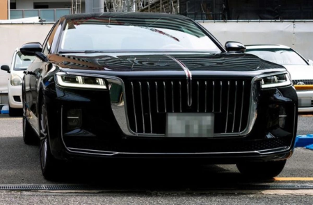 <p>Bugün, Amerika Birleşik Devletleri'nde her yıl on binlerce Çin yapımı benzinli araç satılıyor. Bu araçlar tanıdık markalar altında sunuluyor. 2022 yılında, bu araçların çoğunluğunu neredeyse 26.000 adetlik Buick Envisions ve yaklaşık 1000 adet lüks Volvo sedanları oluşturdu. Bu, Çin yapımı araçların sayısının Volvo ve Polestar gibi markaların satışını aştığı anlamına geliyor. Her iki marka da Çinli üretici Geely'nin bir parçasıdır.</p><p><br></p><p>Ancak, Polestar henüz Amerika'da duyulmayan bir başlangıç markasıdır. Geçen yıl toplamda 103.500 adetlik satışı olan Buick, General Motors'un Chevrolet (1,5 milyon) ve GMC (500.000) gibi markalarına kıyasla daha küçük bir markadır. Volvo'nun geçen yılki 102.000 adetlik satışı Buick ile aynı seviyededir, ancak daha prestijli bir marka olması ve elektrikli araç alıcılarına hitap etmesi beklenmesi, Volvo'nun avantaj sağlamasını sağlar. Ayrıca Volvo, elektrikli araçlar konusunda iddialı planlara sahiptir.</p><p><br></p><p>Polestar, Polestar 3 adlı elektrikli SUV modelini Amerika Birleşik Devletleri'nde üretmeyi planlamaktadır. Bu yıl en az bir Çin yapımı benzinli model daha piyasaya sürülecek: Lincoln Nautilus lüks SUV. Her ikisi de küresel pazarlar için Çin'de üretilmektedir. Çin ithalatı, Detroit üreticilerinin pek konuşmak istemediği bir konudur. General Motors, Çin'de geliştirilen Buick Encore GX ve Buick Envista gibi modellerin Kuzey Amerika versiyonlarını Çin'den ithal etmek yerine Güney Kore'de üretmeyi tercih etmiştir.</p><p><br></p><p>Çinli otomobil üreticilerinin Amerika'ya giriş denemesi 15 yıl öncesine dayanır. Ancak o dönemde Çinli araçlar, ABD veya gelişmiş diğer ülkeler için uygun olmadıkları ve rekabetçi olmadıkları konusunda eleştiriler almıştı. Bu nedenle, Çin yapımı araçlar hakkında yapılan tartışmalar o dönemden sonra azalmıştır. Ayrıca, otomotiv endüstrisi genel olarak durgunluğa girdi ve bazı Amerikan üreticiler iflas etmek zorunda kaldılar.</p><p><br></p><p>Ancak o zamandan bu yana Çinli otomobil üreticileri büyük ilerlemeler kaydetti. Teknoloji, tasarım ve kalite alanlarında önemli gelişmeler sağladılar. Çinli markaları, özellikle elektrikli araçlar konusunda rekabetçi modeller sunmaya başladılar. Polestar gibi yeni markalar, yüksek performanslı elektrikli araçlarıyla dikkat çekiyor ve Volvo gibi daha tanınmış markalar, elektrikli araç portföylerini genişletmek için büyük çaba harcıyorlar.</p><p><br></p><p>Çin otomotiv endüstrisi, teknolojik yeniliklere yatırım yapma, sürdürülebilirlik ve elektrifikasyon konularında hızla ilerliyor. Ayrıca, dünya çapında büyüyen bir pazar haline gelerek küresel otomotiv endüstrisinde etkili bir oyuncu olmaya başladı. Çinli üreticiler, düşük maliyetli araçlar sunma yeteneklerini kullanarak rekabet avantajı elde ediyorlar.</p><p><br></p><p>Bu gelişmeler sonucunda, Amerika Birleşik Devletleri'nde Çin yapımı araçlar, özellikle elektrikli araçlar, giderek daha fazla talep görüyor. Çinli üreticiler, daha rekabetçi fiyatlarla kaliteli araçlar sunabilmekte ve teknoloji ve tasarım alanında büyük ilerlemeler kaydetmektedir. Bu durum, Amerikan tüketicileri için daha fazla seçenek sunarken, otomotiv endüstrisindeki rekabeti artırmaktadır.</p><p><br></p><p>Sonuç olarak, Çin yapımı araçlar, Amerika Birleşik Devletleri pazarında giderek daha fazla varlık göstermektedir. Çinli üreticilerin sürekli olarak gelişen teknolojik yetenekleri ve rekabetçi fiyat avantajları, Amerikan tüketicileri için cazip bir seçenek haline gelmiştir. Önümüzdeki yıllarda, Çinli otomobil üreticilerinin Amerika'daki varlığının ve satışlarının daha da artması beklenmektedir.</p>