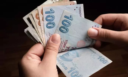 <p><span style="font-size: 14px;">Emekli maaşlarına yönelik kademeli artışlı zam formülü açıklandı. %45'lik bir artışla, en düşük emekli maaşı 10.000 TL olacak. Aynı zamanda, memurlara en düşük 22.000 TL maaş verileceği duyuruldu. Merkez Bankası'nın son anketine göre, enflasyon oranları ve refah payı da dikkate alınarak zam oranları belirlenecek.</span></p><p>Temmuz ayının ilk haftasında, emekli ve memur maaşlarına yapılacak zam oranı kesinleşecek. Bu zam oranı, 6 ay boyunca geçerli olacak ve emekli ve memur maaşlarının yeni rakamları belirlenecek. Seyyanen zam ve oransal artış formlerinin de göz önünde bulundurulması bekleniyor.<br></p><p>Emekli maaşlarında %35 ila %45 arasında bir zam uygulanması planlanıyor. En düşük emekli maaşı Temmuz ayında 10.000 TL olacak. Maaş zammıyla ilgili resmi açıklama 5 Temmuz'da yapılacak. Bu açıklama, enflasyon oranlarına dayanarak gerçekleştirilecek ve maaşlara yapılacak zam oranı belirlenecek.<br></p><p>SSK ve Bağ-Kur emeklileri için de kademeli zam formülüyle yeni maaş hesaplamaları yapılmaya başlandı. Refah payı da hesaplamalara dahil edilerek emekli maaşlarının belirlenmesi amaçlanıyor.<br></p><p>Yukarıda belirtilen bilgiler, 5 Temmuz'daki resmi açıklama ve enflasyon oranlarına dayanmaktadır. Bu veriler doğrultusunda emekli maaşları yeniden düzenlenecek ve emeklilere daha yüksek bir refah sağlanması hedeflenmektedir.<br></p>