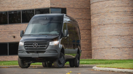 <p>Sprinter'ın klasik tavan çıtası modeli, çeşitli gövde stilleri ile sunuluyor. Çift arka tekerlekli aks seçeneği, taşıma kapasitesini artırırken, değişen çatı yükseklikleri farklı ihtiyaçlara uyum sağlıyor. Kargo, mürettebat ve yolcu taşıma gibi farklı kullanım amaçlarına yönelik esnek çözümler sunan Sprinter, her türlü gereksinimi karşılamak için tasarlanmıştır.</p><p>Teknoloji alanında da Sprinter ön plana çıkıyor. Geniş iç mekanında 10.3 inç dokunmatik ekran ile donatılan araç, sürücüye gelişmiş bir bilgi ve eğlence deneyimi sunuyor. Ayrıca çeşitli sürücü yardımcıları, güvenliği artırırken sürüşü daha keyifli hale getiriyor.</p><p>Sonuç olarak, 2023 Mercedes-Benz Sprinter klasik tavan çıtası modeli, iş dünyasının ve macera severlerinin ihtiyaçlarını karşılamak için mükemmel bir seçenek sunuyor. Şık tasarımı, güçlü motor seçenekleri, çeşitli gövde stilleri ve gelişmiş teknolojik özellikleri ile Sprinter, bir sonraki iş aracınızdan tutun da off-road maceralarınıza kadar her türlü kullanım amacınız için ideal bir çözüm sunuyor.</p>