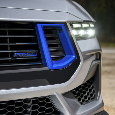 <p style="border: 0px solid rgb(217, 217, 227); --tw-border-spacing-x: 0; --tw-border-spacing-y: 0; --tw-translate-x: 0; --tw-translate-y: 0; --tw-rotate: 0; --tw-skew-x: 0; --tw-skew-y: 0; --tw-scale-x: 1; --tw-scale-y: 1; --tw-pan-x: ; --tw-pan-y: ; --tw-pinch-zoom: ; --tw-scroll-snap-strictness: proximity; --tw-gradient-from-position: ; --tw-gradient-via-position: ; --tw-gradient-to-position: ; --tw-ordinal: ; --tw-slashed-zero: ; --tw-numeric-figure: ; --tw-numeric-spacing: ; --tw-numeric-fraction: ; --tw-ring-inset: ; --tw-ring-offset-width: 0px; --tw-ring-offset-color: #fff; --tw-ring-color: rgba(69,89,164,.5); --tw-ring-offset-shadow: 0 0 transparent; --tw-ring-shadow: 0 0 transparent; --tw-shadow: 0 0 transparent; --tw-shadow-colored: 0 0 transparent; --tw-blur: ; --tw-brightness: ; --tw-contrast: ; --tw-grayscale: ; --tw-hue-rotate: ; --tw-invert: ; --tw-saturate: ; --tw-sepia: ; --tw-drop-shadow: ; --tw-backdrop-blur: ; --tw-backdrop-brightness: ; --tw-backdrop-contrast: ; --tw-backdrop-grayscale: ; --tw-backdrop-hue-rotate: ; --tw-backdrop-invert: ; --tw-backdrop-opacity: ; --tw-backdrop-saturate: ; --tw-backdrop-sepia: ; margin-top: 1.25em; margin-bottom: 1.25em; font-family: Söhne, ui-sans-serif, system-ui, -apple-system, "Segoe UI", Roboto, Ubuntu, Cantarell, "Noto Sans", sans-serif, "Helvetica Neue", Arial, "Apple Color Emoji", "Segoe UI Emoji", "Segoe UI Symbol", "Noto Color Emoji"; font-size: 16px; white-space-collapse: preserve;"><span style="background-color: rgb(255, 255, 255);"><font color="#000000">California Special'ın kenarlarında alt gövde panellerini kapsayan çıkartmalar bulunmaktadır. Her paket, benzersiz 19 inç jantlara sahiptir ve Performans Paketi ile donatılmış modeller özel Rave Blue fren kaliperlerine sahiptir.</font></span></p><p style="border: 0px solid rgb(217, 217, 227); --tw-border-spacing-x: 0; --tw-border-spacing-y: 0; --tw-translate-x: 0; --tw-translate-y: 0; --tw-rotate: 0; --tw-skew-x: 0; --tw-skew-y: 0; --tw-scale-x: 1; --tw-scale-y: 1; --tw-pan-x: ; --tw-pan-y: ; --tw-pinch-zoom: ; --tw-scroll-snap-strictness: proximity; --tw-gradient-from-position: ; --tw-gradient-via-position: ; --tw-gradient-to-position: ; --tw-ordinal: ; --tw-slashed-zero: ; --tw-numeric-figure: ; --tw-numeric-spacing: ; --tw-numeric-fraction: ; --tw-ring-inset: ; --tw-ring-offset-width: 0px; --tw-ring-offset-color: #fff; --tw-ring-color: rgba(69,89,164,.5); --tw-ring-offset-shadow: 0 0 transparent; --tw-ring-shadow: 0 0 transparent; --tw-shadow: 0 0 transparent; --tw-shadow-colored: 0 0 transparent; --tw-blur: ; --tw-brightness: ; --tw-contrast: ; --tw-grayscale: ; --tw-hue-rotate: ; --tw-invert: ; --tw-saturate: ; --tw-sepia: ; --tw-drop-shadow: ; --tw-backdrop-blur: ; --tw-backdrop-brightness: ; --tw-backdrop-contrast: ; --tw-backdrop-grayscale: ; --tw-backdrop-hue-rotate: ; --tw-backdrop-invert: ; --tw-backdrop-opacity: ; --tw-backdrop-saturate: ; --tw-backdrop-sepia: ; margin-top: 1.25em; margin-bottom: 1.25em; font-family: Söhne, ui-sans-serif, system-ui, -apple-system, "Segoe UI", Roboto, Ubuntu, Cantarell, "Noto Sans", sans-serif, "Helvetica Neue", Arial, "Apple Color Emoji", "Segoe UI Emoji", "Segoe UI Symbol", "Noto Color Emoji"; font-size: 16px; white-space-collapse: preserve;"><span style="background-color: rgb(255, 255, 255);"><font color="#000000">İç mekanda, Mustang GT'nin deri koltukları Raptor Blue ve Metal Gray dikişlerle giydirilmiştir. Ayrıca, iç mekanı zenginleştiren delikli Donanma İskelesi döşemesi de mevcuttur. İsteğe bağlı kontrast dikişleri tercih edenler, direksiyon simidi ve orta konsolda bunları bulabilirler. Ön koltuktaki yolcuları etkilemek için, gösterge tablosunun sağ tarafında bir California Special rozeti bulunmaktadır.</font></span></p><p style="border: 0px solid rgb(217, 217, 227); --tw-border-spacing-x: 0; --tw-border-spacing-y: 0; --tw-translate-x: 0; --tw-translate-y: 0; --tw-rotate: 0; --tw-skew-x: 0; --tw-skew-y: 0; --tw-scale-x: 1; --tw-scale-y: 1; --tw-pan-x: ; --tw-pan-y: ; --tw-pinch-zoom: ; --tw-scroll-snap-strictness: proximity; --tw-gradient-from-position: ; --tw-gradient-via-position: ; --tw-gradient-to-position: ; --tw-ordinal: ; --tw-slashed-zero: ; --tw-numeric-figure: ; --tw-numeric-spacing: ; --tw-numeric-fraction: ; --tw-ring-inset: ; --tw-ring-offset-width: 0px; --tw-ring-offset-color: #fff; --tw-ring-color: rgba(69,89,164,.5); --tw-ring-offset-shadow: 0 0 transparent; --tw-ring-shadow: 0 0 transparent; --tw-shadow: 0 0 transparent; --tw-shadow-colored: 0 0 transparent; --tw-blur: ; --tw-brightness: ; --tw-contrast: ; --tw-grayscale: ; --tw-hue-rotate: ; --tw-invert: ; --tw-saturate: ; --tw-sepia: ; --tw-drop-shadow: ; --tw-backdrop-blur: ; --tw-backdrop-brightness: ; --tw-backdrop-contrast: ; --tw-backdrop-grayscale: ; --tw-backdrop-hue-rotate: ; --tw-backdrop-invert: ; --tw-backdrop-opacity: ; --tw-backdrop-saturate: ; --tw-backdrop-sepia: ; margin-top: 1.25em; margin-bottom: 0px; font-family: Söhne, ui-sans-serif, system-ui, -apple-system, "Segoe UI", Roboto, Ubuntu, Cantarell, "Noto Sans", sans-serif, "Helvetica Neue", Arial, "Apple Color Emoji", "Segoe UI Emoji", "Segoe UI Symbol", "Noto Color Emoji"; font-size: 16px; white-space-collapse: preserve;"><span style="background-color: rgb(255, 255, 255);"><font color="#000000">Mustang GT/CS Fiyatı
California Special paketi, önceki nesil gibi yalnızca Mustang GT Premium donanım seviyesinde sunulmaktadır. Coupe versiyonu için $47,610 ve dönüştürülebilir versiyonu için $53,110'dan başlayan GT/CS paketi, standart olarak 480 beygir gücündeki 5.0 litrelik V-8 motor ve altı vitesli manuel şanzıman ile gelmektedir. 10 vitesli otomatik şanzıman tercih edildiğinde, fiyat etiketi $1595 artmaktadır. Ford, şu anda siparişlerin alınmaya başlandığını belirtmektedir.</font></span></p>