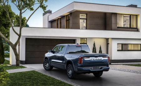 <ul style="border: 0px solid rgb(217, 217, 227); --tw-border-spacing-x: 0; --tw-border-spacing-y: 0; --tw-translate-x: 0; --tw-translate-y: 0; --tw-rotate: 0; --tw-skew-x: 0; --tw-skew-y: 0; --tw-scale-x: 1; --tw-scale-y: 1; --tw-pan-x: ; --tw-pan-y: ; --tw-pinch-zoom: ; --tw-scroll-snap-strictness: proximity; --tw-gradient-from-position: ; --tw-gradient-via-position: ; --tw-gradient-to-position: ; --tw-ordinal: ; --tw-slashed-zero: ; --tw-numeric-figure: ; --tw-numeric-spacing: ; --tw-numeric-fraction: ; --tw-ring-inset: ; --tw-ring-offset-width: 0px; --tw-ring-offset-color: #fff; --tw-ring-color: rgba(69,89,164,.5); --tw-ring-offset-shadow: 0 0 transparent; --tw-ring-shadow: 0 0 transparent; --tw-shadow: 0 0 transparent; --tw-shadow-colored: 0 0 transparent; --tw-blur: ; --tw-brightness: ; --tw-contrast: ; --tw-grayscale: ; --tw-hue-rotate: ; --tw-invert: ; --tw-saturate: ; --tw-sepia: ; --tw-drop-shadow: ; --tw-backdrop-blur: ; --tw-backdrop-brightness: ; --tw-backdrop-contrast: ; --tw-backdrop-grayscale: ; --tw-backdrop-hue-rotate: ; --tw-backdrop-invert: ; --tw-backdrop-opacity: ; --tw-backdrop-saturate: ; --tw-backdrop-sepia: ; list-style-position: initial; list-style-image: initial; margin: 1.25em 0px; padding: 0px; display: flex; flex-direction: column; font-family: Söhne, ui-sans-serif, system-ui, -apple-system, "Segoe UI", Roboto, Ubuntu, Cantarell, "Noto Sans", sans-serif, "Helvetica Neue", Arial, "Apple Color Emoji", "Segoe UI Emoji", "Segoe UI Symbol", "Noto Color Emoji"; font-size: 16px; white-space-collapse: preserve;"><li style="border: 0px solid rgb(217, 217, 227); --tw-border-spacing-x: 0; --tw-border-spacing-y: 0; --tw-translate-x: 0; --tw-translate-y: 0; --tw-rotate: 0; --tw-skew-x: 0; --tw-skew-y: 0; --tw-scale-x: 1; --tw-scale-y: 1; --tw-pan-x: ; --tw-pan-y: ; --tw-pinch-zoom: ; --tw-scroll-snap-strictness: proximity; --tw-gradient-from-position: ; --tw-gradient-via-position: ; --tw-gradient-to-position: ; --tw-ordinal: ; --tw-slashed-zero: ; --tw-numeric-figure: ; --tw-numeric-spacing: ; --tw-numeric-fraction: ; --tw-ring-inset: ; --tw-ring-offset-width: 0px; --tw-ring-offset-color: #fff; --tw-ring-color: rgba(69,89,164,.5); --tw-ring-offset-shadow: 0 0 transparent; --tw-ring-shadow: 0 0 transparent; --tw-shadow: 0 0 transparent; --tw-shadow-colored: 0 0 transparent; --tw-blur: ; --tw-brightness: ; --tw-contrast: ; --tw-grayscale: ; --tw-hue-rotate: ; --tw-invert: ; --tw-saturate: ; --tw-sepia: ; --tw-drop-shadow: ; --tw-backdrop-blur: ; --tw-backdrop-brightness: ; --tw-backdrop-contrast: ; --tw-backdrop-grayscale: ; --tw-backdrop-hue-rotate: ; --tw-backdrop-invert: ; --tw-backdrop-opacity: ; --tw-backdrop-saturate: ; --tw-backdrop-sepia: ; margin: 0px; padding-left: 0.375em; display: block; min-height: 28px;"><p style="border: 0px solid rgb(217, 217, 227); --tw-border-spacing-x: 0; --tw-border-spacing-y: 0; --tw-translate-x: 0; --tw-translate-y: 0; --tw-rotate: 0; --tw-skew-x: 0; --tw-skew-y: 0; --tw-scale-x: 1; --tw-scale-y: 1; --tw-pan-x: ; --tw-pan-y: ; --tw-pinch-zoom: ; --tw-scroll-snap-strictness: proximity; --tw-gradient-from-position: ; --tw-gradient-via-position: ; --tw-gradient-to-position: ; --tw-ordinal: ; --tw-slashed-zero: ; --tw-numeric-figure: ; --tw-numeric-spacing: ; --tw-numeric-fraction: ; --tw-ring-inset: ; --tw-ring-offset-width: 0px; --tw-ring-offset-color: #fff; --tw-ring-color: rgba(69,89,164,.5); --tw-ring-offset-shadow: 0 0 transparent; --tw-ring-shadow: 0 0 transparent; --tw-shadow: 0 0 transparent; --tw-shadow-colored: 0 0 transparent; --tw-blur: ; --tw-brightness: ; --tw-contrast: ; --tw-grayscale: ; --tw-hue-rotate: ; --tw-invert: ; --tw-saturate: ; --tw-sepia: ; --tw-drop-shadow: ; --tw-backdrop-blur: ; --tw-backdrop-brightness: ; --tw-backdrop-contrast: ; --tw-backdrop-grayscale: ; --tw-backdrop-hue-rotate: ; --tw-backdrop-invert: ; --tw-backdrop-opacity: ; --tw-backdrop-saturate: ; --tw-backdrop-sepia: ; margin-bottom: 0px;"><span style="background-color: rgb(255, 255, 255);"><font color="#000000"><span style="border: 0px solid rgb(217, 217, 227); --tw-border-spacing-x: 0; --tw-border-spacing-y: 0; --tw-translate-x: 0; --tw-translate-y: 0; --tw-rotate: 0; --tw-skew-x: 0; --tw-skew-y: 0; --tw-scale-x: 1; --tw-scale-y: 1; --tw-pan-x: ; --tw-pan-y: ; --tw-pinch-zoom: ; --tw-scroll-snap-strictness: proximity; --tw-gradient-from-position: ; --tw-gradient-via-position: ; --tw-gradient-to-position: ; --tw-ordinal: ; --tw-slashed-zero: ; --tw-numeric-figure: ; --tw-numeric-spacing: ; --tw-numeric-fraction: ; --tw-ring-inset: ; --tw-ring-offset-width: 0px; --tw-ring-offset-color: #fff; --tw-ring-color: rgba(69,89,164,.5); --tw-ring-offset-shadow: 0 0 transparent; --tw-ring-shadow: 0 0 transparent; --tw-shadow: 0 0 transparent; --tw-shadow-colored: 0 0 transparent; --tw-blur: ; --tw-brightness: ; --tw-contrast: ; --tw-grayscale: ; --tw-hue-rotate: ; --tw-invert: ; --tw-saturate: ; --tw-sepia: ; --tw-drop-shadow: ; --tw-backdrop-blur: ; --tw-backdrop-brightness: ; --tw-backdrop-contrast: ; --tw-backdrop-grayscale: ; --tw-backdrop-hue-rotate: ; --tw-backdrop-invert: ; --tw-backdrop-opacity: ; --tw-backdrop-saturate: ; --tw-backdrop-sepia: ; font-weight: 600;">İki Yönlü Mobil Şarj İstasyonu:</span> Ramcharger, 7.2 kW maksimum çıkışına sahip bir jeneratör ile donatılmıştır. Bu, kamyonun bir evi beslemesine veya başka bir elektrikli aracı şarj etmesine olanak tanır.</font></span></p></li><li style="border: 0px solid rgb(217, 217, 227); --tw-border-spacing-x: 0; --tw-border-spacing-y: 0; --tw-translate-x: 0; --tw-translate-y: 0; --tw-rotate: 0; --tw-skew-x: 0; --tw-skew-y: 0; --tw-scale-x: 1; --tw-scale-y: 1; --tw-pan-x: ; --tw-pan-y: ; --tw-pinch-zoom: ; --tw-scroll-snap-strictness: proximity; --tw-gradient-from-position: ; --tw-gradient-via-position: ; --tw-gradient-to-position: ; --tw-ordinal: ; --tw-slashed-zero: ; --tw-numeric-figure: ; --tw-numeric-spacing: ; --tw-numeric-fraction: ; --tw-ring-inset: ; --tw-ring-offset-width: 0px; --tw-ring-offset-color: #fff; --tw-ring-color: rgba(69,89,164,.5); --tw-ring-offset-shadow: 0 0 transparent; --tw-ring-shadow: 0 0 transparent; --tw-shadow: 0 0 transparent; --tw-shadow-colored: 0 0 transparent; --tw-blur: ; --tw-brightness: ; --tw-contrast: ; --tw-grayscale: ; --tw-hue-rotate: ; --tw-invert: ; --tw-saturate: ; --tw-sepia: ; --tw-drop-shadow: ; --tw-backdrop-blur: ; --tw-backdrop-brightness: ; --tw-backdrop-contrast: ; --tw-backdrop-grayscale: ; --tw-backdrop-hue-rotate: ; --tw-backdrop-invert: ; --tw-backdrop-opacity: ; --tw-backdrop-saturate: ; --tw-backdrop-sepia: ; margin: 0px; padding-left: 0.375em; display: block; min-height: 28px;"><p style="border: 0px solid rgb(217, 217, 227); --tw-border-spacing-x: 0; --tw-border-spacing-y: 0; --tw-translate-x: 0; --tw-translate-y: 0; --tw-rotate: 0; --tw-skew-x: 0; --tw-skew-y: 0; --tw-scale-x: 1; --tw-scale-y: 1; --tw-pan-x: ; --tw-pan-y: ; --tw-pinch-zoom: ; --tw-scroll-snap-strictness: proximity; --tw-gradient-from-position: ; --tw-gradient-via-position: ; --tw-gradient-to-position: ; --tw-ordinal: ; --tw-slashed-zero: ; --tw-numeric-figure: ; --tw-numeric-spacing: ; --tw-numeric-fraction: ; --tw-ring-inset: ; --tw-ring-offset-width: 0px; --tw-ring-offset-color: #fff; --tw-ring-color: rgba(69,89,164,.5); --tw-ring-offset-shadow: 0 0 transparent; --tw-ring-shadow: 0 0 transparent; --tw-shadow: 0 0 transparent; --tw-shadow-colored: 0 0 transparent; --tw-blur: ; --tw-brightness: ; --tw-contrast: ; --tw-grayscale: ; --tw-hue-rotate: ; --tw-invert: ; --tw-saturate: ; --tw-sepia: ; --tw-drop-shadow: ; --tw-backdrop-blur: ; --tw-backdrop-brightness: ; --tw-backdrop-contrast: ; --tw-backdrop-grayscale: ; --tw-backdrop-hue-rotate: ; --tw-backdrop-invert: ; --tw-backdrop-opacity: ; --tw-backdrop-saturate: ; --tw-backdrop-sepia: ; margin-bottom: 0px;"><span style="background-color: rgb(255, 255, 255);"><font color="#000000"><span style="border: 0px solid rgb(217, 217, 227); --tw-border-spacing-x: 0; --tw-border-spacing-y: 0; --tw-translate-x: 0; --tw-translate-y: 0; --tw-rotate: 0; --tw-skew-x: 0; --tw-skew-y: 0; --tw-scale-x: 1; --tw-scale-y: 1; --tw-pan-x: ; --tw-pan-y: ; --tw-pinch-zoom: ; --tw-scroll-snap-strictness: proximity; --tw-gradient-from-position: ; --tw-gradient-via-position: ; --tw-gradient-to-position: ; --tw-ordinal: ; --tw-slashed-zero: ; --tw-numeric-figure: ; --tw-numeric-spacing: ; --tw-numeric-fraction: ; --tw-ring-inset: ; --tw-ring-offset-width: 0px; --tw-ring-offset-color: #fff; --tw-ring-color: rgba(69,89,164,.5); --tw-ring-offset-shadow: 0 0 transparent; --tw-ring-shadow: 0 0 transparent; --tw-shadow: 0 0 transparent; --tw-shadow-colored: 0 0 transparent; --tw-blur: ; --tw-brightness: ; --tw-contrast: ; --tw-grayscale: ; --tw-hue-rotate: ; --tw-invert: ; --tw-saturate: ; --tw-sepia: ; --tw-drop-shadow: ; --tw-backdrop-blur: ; --tw-backdrop-brightness: ; --tw-backdrop-contrast: ; --tw-backdrop-grayscale: ; --tw-backdrop-hue-rotate: ; --tw-backdrop-invert: ; --tw-backdrop-opacity: ; --tw-backdrop-saturate: ; --tw-backdrop-sepia: ; font-weight: 600;">Güçlü Performans:</span> 663 beygir gücü ve 615 pound-feet tork üreten dört tekerlekten çekişli Ramcharger, 0'dan 60 mil/saat'e 4.4 saniyede ulaşabilir.</font></span></p></li></ul><p style="border: 0px solid rgb(217, 217, 227); --tw-border-spacing-x: 0; --tw-border-spacing-y: 0; --tw-translate-x: 0; --tw-translate-y: 0; --tw-rotate: 0; --tw-skew-x: 0; --tw-skew-y: 0; --tw-scale-x: 1; --tw-scale-y: 1; --tw-pan-x: ; --tw-pan-y: ; --tw-pinch-zoom: ; --tw-scroll-snap-strictness: proximity; --tw-gradient-from-position: ; --tw-gradient-via-position: ; --tw-gradient-to-position: ; --tw-ordinal: ; --tw-slashed-zero: ; --tw-numeric-figure: ; --tw-numeric-spacing: ; --tw-numeric-fraction: ; --tw-ring-inset: ; --tw-ring-offset-width: 0px; --tw-ring-offset-color: #fff; --tw-ring-color: rgba(69,89,164,.5); --tw-ring-offset-shadow: 0 0 transparent; --tw-ring-shadow: 0 0 transparent; --tw-shadow: 0 0 transparent; --tw-shadow-colored: 0 0 transparent; --tw-blur: ; --tw-brightness: ; --tw-contrast: ; --tw-grayscale: ; --tw-hue-rotate: ; --tw-invert: ; --tw-saturate: ; --tw-sepia: ; --tw-drop-shadow: ; --tw-backdrop-blur: ; --tw-backdrop-brightness: ; --tw-backdrop-contrast: ; --tw-backdrop-grayscale: ; --tw-backdrop-hue-rotate: ; --tw-backdrop-invert: ; --tw-backdrop-opacity: ; --tw-backdrop-saturate: ; --tw-backdrop-sepia: ; margin-top: 1.25em; margin-bottom: 0px; font-family: Söhne, ui-sans-serif, system-ui, -apple-system, "Segoe UI", Roboto, Ubuntu, Cantarell, "Noto Sans", sans-serif, "Helvetica Neue", Arial, "Apple Color Emoji", "Segoe UI Emoji", "Segoe UI Symbol", "Noto Color Emoji"; font-size: 16px; white-space-collapse: preserve;"><span style="background-color: rgb(255, 255, 255);"><font color="#000000">2025 Ram 1500 Ramcharger, Ram'ın elektrikli ve içten yanmalı teknolojileri birleştirerek hem güçlü performans hem de uzun menzil sunan bir kamyonet sunma amacını yansıtıyor. Şarj altyapısının gelişmesiyle birlikte, bu tür hibrit araçlar, çeşitli kullanım senaryolarına uygun bir çözüm sunabilir. Ramcharger'ın 2024'ün sonuna kadar satışa sunulması bekleniyor.</font></span></p>