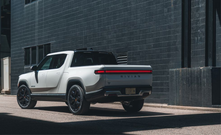 <p style="border: 0px solid rgb(217, 217, 227); --tw-border-spacing-x: 0; --tw-border-spacing-y: 0; --tw-translate-x: 0; --tw-translate-y: 0; --tw-rotate: 0; --tw-skew-x: 0; --tw-skew-y: 0; --tw-scale-x: 1; --tw-scale-y: 1; --tw-pan-x: ; --tw-pan-y: ; --tw-pinch-zoom: ; --tw-scroll-snap-strictness: proximity; --tw-gradient-from-position: ; --tw-gradient-via-position: ; --tw-gradient-to-position: ; --tw-ordinal: ; --tw-slashed-zero: ; --tw-numeric-figure: ; --tw-numeric-spacing: ; --tw-numeric-fraction: ; --tw-ring-inset: ; --tw-ring-offset-width: 0px; --tw-ring-offset-color: #fff; --tw-ring-color: rgba(69,89,164,.5); --tw-ring-offset-shadow: 0 0 transparent; --tw-ring-shadow: 0 0 transparent; --tw-shadow: 0 0 transparent; --tw-shadow-colored: 0 0 transparent; --tw-blur: ; --tw-brightness: ; --tw-contrast: ; --tw-grayscale: ; --tw-hue-rotate: ; --tw-invert: ; --tw-saturate: ; --tw-sepia: ; --tw-drop-shadow: ; --tw-backdrop-blur: ; --tw-backdrop-brightness: ; --tw-backdrop-contrast: ; --tw-backdrop-grayscale: ; --tw-backdrop-hue-rotate: ; --tw-backdrop-invert: ; --tw-backdrop-opacity: ; --tw-backdrop-saturate: ; --tw-backdrop-sepia: ; margin-top: 1.25em; margin-bottom: 1.25em; font-family: Söhne, ui-sans-serif, system-ui, -apple-system, &quot;Segoe UI&quot;, Roboto, Ubuntu, Cantarell, &quot;Noto Sans&quot;, sans-serif, &quot;Helvetica Neue&quot;, Arial, &quot;Apple Color Emoji&quot;, &quot;Segoe UI Emoji&quot;, &quot;Segoe UI Symbol&quot;, &quot;Noto Color Emoji&quot;; font-size: 16px; white-space-collapse: preserve;"><span style="background-color: rgb(255, 255, 255);"><font color="#000000">Açıkça Daha Hızlı...
Hızlanma farkı hemen belirgin hale geldi. Performans artırılmış kamyonumuz, 21 inç Pirelli Scorpion Verde dört mevsim lastikleriyle donatılmıştı ve Sport modunda başlangıcı daha sert bir şekilde vurdu - öyle ki ilk bir ayak mesafesi, aynı mesafeyi kapsamak için All-Purpose kaçışında üç saniye süren sürede sadece iki saniye sürdü. Bu, standart lansman için 60 mph'ye ulaşma süresinin 4.3 saniye ve Performansın Sport modu için 3.5 saniye olduğu anlamına gelir.</font></span></p><p style="border: 0px solid rgb(217, 217, 227); --tw-border-spacing-x: 0; --tw-border-spacing-y: 0; --tw-translate-x: 0; --tw-translate-y: 0; --tw-rotate: 0; --tw-skew-x: 0; --tw-skew-y: 0; --tw-scale-x: 1; --tw-scale-y: 1; --tw-pan-x: ; --tw-pan-y: ; --tw-pinch-zoom: ; --tw-scroll-snap-strictness: proximity; --tw-gradient-from-position: ; --tw-gradient-via-position: ; --tw-gradient-to-position: ; --tw-ordinal: ; --tw-slashed-zero: ; --tw-numeric-figure: ; --tw-numeric-spacing: ; --tw-numeric-fraction: ; --tw-ring-inset: ; --tw-ring-offset-width: 0px; --tw-ring-offset-color: #fff; --tw-ring-color: rgba(69,89,164,.5); --tw-ring-offset-shadow: 0 0 transparent; --tw-ring-shadow: 0 0 transparent; --tw-shadow: 0 0 transparent; --tw-shadow-colored: 0 0 transparent; --tw-blur: ; --tw-brightness: ; --tw-contrast: ; --tw-grayscale: ; --tw-hue-rotate: ; --tw-invert: ; --tw-saturate: ; --tw-sepia: ; --tw-drop-shadow: ; --tw-backdrop-blur: ; --tw-backdrop-brightness: ; --tw-backdrop-contrast: ; --tw-backdrop-grayscale: ; --tw-backdrop-hue-rotate: ; --tw-backdrop-invert: ; --tw-backdrop-opacity: ; --tw-backdrop-saturate: ; --tw-backdrop-sepia: ; margin-top: 1.25em; margin-bottom: 1.25em; font-family: Söhne, ui-sans-serif, system-ui, -apple-system, &quot;Segoe UI&quot;, Roboto, Ubuntu, Cantarell, &quot;Noto Sans&quot;, sans-serif, &quot;Helvetica Neue&quot;, Arial, &quot;Apple Color Emoji&quot;, &quot;Segoe UI Emoji&quot;, &quot;Segoe UI Symbol&quot;, &quot;Noto Color Emoji&quot;; font-size: 16px; white-space-collapse: preserve;"><span style="background-color: rgb(255, 255, 255);"><font color="#000000">Bu daha sert başlangıç, 5'ten 60'a mph başlangıç testimizde biraz daha geniş bir fark oluşturuyor; All-Purpose modunda bu süre 4.7 saniye, Sport modunda ise sadece 3.7 saniye. Bundan sonra, 100 mph'ye ulaşma süresi Sport modunda 9.9 saniye, All-Purpose modunda ise 11.6 saniye; çeyrek mil karşılaştırması ise Sport modunda 12.2 saniye ve 109 mph, All-Purpose modunda ise 13.1 saniye ve 106 mph.</font></span></p><p style="border: 0px solid rgb(217, 217, 227); --tw-border-spacing-x: 0; --tw-border-spacing-y: 0; --tw-translate-x: 0; --tw-translate-y: 0; --tw-rotate: 0; --tw-skew-x: 0; --tw-skew-y: 0; --tw-scale-x: 1; --tw-scale-y: 1; --tw-pan-x: ; --tw-pan-y: ; --tw-pinch-zoom: ; --tw-scroll-snap-strictness: proximity; --tw-gradient-from-position: ; --tw-gradient-via-position: ; --tw-gradient-to-position: ; --tw-ordinal: ; --tw-slashed-zero: ; --tw-numeric-figure: ; --tw-numeric-spacing: ; --tw-numeric-fraction: ; --tw-ring-inset: ; --tw-ring-offset-width: 0px; --tw-ring-offset-color: #fff; --tw-ring-color: rgba(69,89,164,.5); --tw-ring-offset-shadow: 0 0 transparent; --tw-ring-shadow: 0 0 transparent; --tw-shadow: 0 0 transparent; --tw-shadow-colored: 0 0 transparent; --tw-blur: ; --tw-brightness: ; --tw-contrast: ; --tw-grayscale: ; --tw-hue-rotate: ; --tw-invert: ; --tw-saturate: ; --tw-sepia: ; --tw-drop-shadow: ; --tw-backdrop-blur: ; --tw-backdrop-brightness: ; --tw-backdrop-contrast: ; --tw-backdrop-grayscale: ; --tw-backdrop-hue-rotate: ; --tw-backdrop-invert: ; --tw-backdrop-opacity: ; --tw-backdrop-saturate: ; --tw-backdrop-sepia: ; margin-top: 1.25em; margin-bottom: 1.25em; font-family: Söhne, ui-sans-serif, system-ui, -apple-system, &quot;Segoe UI&quot;, Roboto, Ubuntu, Cantarell, &quot;Noto Sans&quot;, sans-serif, &quot;Helvetica Neue&quot;, Arial, &quot;Apple Color Emoji&quot;, &quot;Segoe UI Emoji&quot;, &quot;Segoe UI Symbol&quot;, &quot;Noto Color Emoji&quot;; font-size: 16px; white-space-collapse: preserve;"><span style="background-color: rgb(255, 255, 255);"><font color="#000000">Genellikle, bir aracın hızlanma testlerini Sport veya Sport Plus modunda yaparız, ancak 30 ila 50 mph ve 50 ila 70 mph geçiş hızlanmalarını anahtarla varsayılan moda göre test ederiz. Düşüncemiz, hızlanma testlerinin önceden düşünülmüş en iyi durum senaryoları olduğudur, geçiş manevraları ise olağan olayların normal akışında ortaya çıkabilir ve eğer hazırlıksız yakalanırsanız ne kadar yavaş olabileceğinizi bilmek isteyebilirsiniz.</font></span></p><p style="border: 0px solid rgb(217, 217, 227); --tw-border-spacing-x: 0; --tw-border-spacing-y: 0; --tw-translate-x: 0; --tw-translate-y: 0; --tw-rotate: 0; --tw-skew-x: 0; --tw-skew-y: 0; --tw-scale-x: 1; --tw-scale-y: 1; --tw-pan-x: ; --tw-pan-y: ; --tw-pinch-zoom: ; --tw-scroll-snap-strictness: proximity; --tw-gradient-from-position: ; --tw-gradient-via-position: ; --tw-gradient-to-position: ; --tw-ordinal: ; --tw-slashed-zero: ; --tw-numeric-figure: ; --tw-numeric-spacing: ; --tw-numeric-fraction: ; --tw-ring-inset: ; --tw-ring-offset-width: 0px; --tw-ring-offset-color: #fff; --tw-ring-color: rgba(69,89,164,.5); --tw-ring-offset-shadow: 0 0 transparent; --tw-ring-shadow: 0 0 transparent; --tw-shadow: 0 0 transparent; --tw-shadow-colored: 0 0 transparent; --tw-blur: ; --tw-brightness: ; --tw-contrast: ; --tw-grayscale: ; --tw-hue-rotate: ; --tw-invert: ; --tw-saturate: ; --tw-sepia: ; --tw-drop-shadow: ; --tw-backdrop-blur: ; --tw-backdrop-brightness: ; --tw-backdrop-contrast: ; --tw-backdrop-grayscale: ; --tw-backdrop-hue-rotate: ; --tw-backdrop-invert: ; --tw-backdrop-opacity: ; --tw-backdrop-saturate: ; --tw-backdrop-sepia: ; margin-top: 1.25em; margin-bottom: 1.25em; font-family: Söhne, ui-sans-serif, system-ui, -apple-system, &quot;Segoe UI&quot;, Roboto, Ubuntu, Cantarell, &quot;Noto Sans&quot;, sans-serif, &quot;Helvetica Neue&quot;, Arial, &quot;Apple Color Emoji&quot;, &quot;Segoe UI Emoji&quot;, &quot;Segoe UI Symbol&quot;, &quot;Noto Color Emoji&quot;; font-size: 16px; white-space-collapse: preserve;"><span style="background-color: rgb(255, 255, 255);"><font color="#000000">Bu tür bir Performans modeliyle bile, geçiş testlerimizi genellikle daha yavaş varsayılan moda göre yaparız ve bu nedenle 30 ila 50 mph arasında 1.8 saniye ve 50 ila 70 mph arasında 2.7 saniye bildirirdik. Ancak tam bir karşılaştırma için, geçiş testlerini tekrar Sport modunda çalıştırdık ve 30 ila 50 mph arasında 1.4 saniye ve 50 ila 70 mph arasında 2.2 saniye ölçtük, yaklaşık yarım saniye kadar kazanç elde edildi.</font></span></p><p style="border: 0px solid rgb(217, 217, 227); --tw-border-spacing-x: 0; --tw-border-spacing-y: 0; --tw-translate-x: 0; --tw-translate-y: 0; --tw-rotate: 0; --tw-skew-x: 0; --tw-skew-y: 0; --tw-scale-x: 1; --tw-scale-y: 1; --tw-pan-x: ; --tw-pan-y: ; --tw-pinch-zoom: ; --tw-scroll-snap-strictness: proximity; --tw-gradient-from-position: ; --tw-gradient-via-position: ; --tw-gradient-to-position: ; --tw-ordinal: ; --tw-slashed-zero: ; --tw-numeric-figure: ; --tw-numeric-spacing: ; --tw-numeric-fraction: ; --tw-ring-inset: ; --tw-ring-offset-width: 0px; --tw-ring-offset-color: #fff; --tw-ring-color: rgba(69,89,164,.5); --tw-ring-offset-shadow: 0 0 transparent; --tw-ring-shadow: 0 0 transparent; --tw-shadow: 0 0 transparent; --tw-shadow-colored: 0 0 transparent; --tw-blur: ; --tw-brightness: ; --tw-contrast: ; --tw-grayscale: ; --tw-hue-rotate: ; --tw-invert: ; --tw-saturate: ; --tw-sepia: ; --tw-drop-shadow: ; --tw-backdrop-blur: ; --tw-backdrop-brightness: ; --tw-backdrop-contrast: ; --tw-backdrop-grayscale: ; --tw-backdrop-hue-rotate: ; --tw-backdrop-invert: ; --tw-backdrop-opacity: ; --tw-backdrop-saturate: ; --tw-backdrop-sepia: ; margin-top: 1.25em; margin-bottom: 1.25em; font-family: Söhne, ui-sans-serif, system-ui, -apple-system, &quot;Segoe UI&quot;, Roboto, Ubuntu, Cantarell, &quot;Noto Sans&quot;, sans-serif, &quot;Helvetica Neue&quot;, Arial, &quot;Apple Color Emoji&quot;, &quot;Segoe UI Emoji&quot;, &quot;Segoe UI Symbol&quot;, &quot;Noto Color Emoji&quot;; font-size: 16px; white-space-collapse: preserve;"><span style="background-color: rgb(255, 255, 255);"><font color="#000000">Ancak 5000 Dolar Değiyor mu?
Bir söz vardır, "Hız para ister. Ne kadar hızlı gitmek istersin?" İyi bir soru. Yarım saniyelik daha iyi geçiş süreleri, 60 mph süresinde neredeyse %20'lik bir azalma ve neredeyse bir saniyelik daha hızlı çeyrek mil, 5000 dolar değerinde mi? Eğer soğuk hava girişi, turbo takımı veya aracınıza ek bir egzoz eklemek gibi şeyler yapacak biriyseniz, tamamen finanse edilmiş ve garanti altında olan ek 132 beygir gücü ve 219 pound-feet tork cazip gelebilir.</font></span></p>