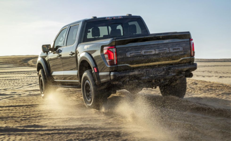 <p style="border: 0px solid rgb(217, 217, 227); --tw-border-spacing-x: 0; --tw-border-spacing-y: 0; --tw-translate-x: 0; --tw-translate-y: 0; --tw-rotate: 0; --tw-skew-x: 0; --tw-skew-y: 0; --tw-scale-x: 1; --tw-scale-y: 1; --tw-pan-x: ; --tw-pan-y: ; --tw-pinch-zoom: ; --tw-scroll-snap-strictness: proximity; --tw-gradient-from-position: ; --tw-gradient-via-position: ; --tw-gradient-to-position: ; --tw-ordinal: ; --tw-slashed-zero: ; --tw-numeric-figure: ; --tw-numeric-spacing: ; --tw-numeric-fraction: ; --tw-ring-inset: ; --tw-ring-offset-width: 0px; --tw-ring-offset-color: #fff; --tw-ring-color: rgba(69,89,164,.5); --tw-ring-offset-shadow: 0 0 transparent; --tw-ring-shadow: 0 0 transparent; --tw-shadow: 0 0 transparent; --tw-shadow-colored: 0 0 transparent; --tw-blur: ; --tw-brightness: ; --tw-contrast: ; --tw-grayscale: ; --tw-hue-rotate: ; --tw-invert: ; --tw-saturate: ; --tw-sepia: ; --tw-drop-shadow: ; --tw-backdrop-blur: ; --tw-backdrop-brightness: ; --tw-backdrop-contrast: ; --tw-backdrop-grayscale: ; --tw-backdrop-hue-rotate: ; --tw-backdrop-invert: ; --tw-backdrop-opacity: ; --tw-backdrop-saturate: ; --tw-backdrop-sepia: ; margin-top: 1.25em; margin-bottom: 1.25em; font-family: Söhne, ui-sans-serif, system-ui, -apple-system, "Segoe UI", Roboto, Ubuntu, Cantarell, "Noto Sans", sans-serif, "Helvetica Neue", Arial, "Apple Color Emoji", "Segoe UI Emoji", "Segoe UI Symbol", "Noto Color Emoji"; font-size: 16px; white-space-collapse: preserve;"><span style="background-color: rgb(255, 255, 255);"><font color="#000000">Önceki tek valfli Fox şoklarına kıyasla, yeni ünitelerin amaçlandığı, Ford'un yüksek hızlı çöl koşuları ve yol kullanımı sürüş kalitesine yardımcı olacak şekilde, yavaş hızda yükselme kontrolünü iyileştirmek olduğu belirtilmiştir. Modüler tampon ise, aydınlatma aksesuarları için daha iyi montaj noktaları sunmanın yanı sıra daha güçlü çekme kancaları da sunmaktadır.</font></span></p><p style="border: 0px solid rgb(217, 217, 227); --tw-border-spacing-x: 0; --tw-border-spacing-y: 0; --tw-translate-x: 0; --tw-translate-y: 0; --tw-rotate: 0; --tw-skew-x: 0; --tw-skew-y: 0; --tw-scale-x: 1; --tw-scale-y: 1; --tw-pan-x: ; --tw-pan-y: ; --tw-pinch-zoom: ; --tw-scroll-snap-strictness: proximity; --tw-gradient-from-position: ; --tw-gradient-via-position: ; --tw-gradient-to-position: ; --tw-ordinal: ; --tw-slashed-zero: ; --tw-numeric-figure: ; --tw-numeric-spacing: ; --tw-numeric-fraction: ; --tw-ring-inset: ; --tw-ring-offset-width: 0px; --tw-ring-offset-color: #fff; --tw-ring-color: rgba(69,89,164,.5); --tw-ring-offset-shadow: 0 0 transparent; --tw-ring-shadow: 0 0 transparent; --tw-shadow: 0 0 transparent; --tw-shadow-colored: 0 0 transparent; --tw-blur: ; --tw-brightness: ; --tw-contrast: ; --tw-grayscale: ; --tw-hue-rotate: ; --tw-invert: ; --tw-saturate: ; --tw-sepia: ; --tw-drop-shadow: ; --tw-backdrop-blur: ; --tw-backdrop-brightness: ; --tw-backdrop-contrast: ; --tw-backdrop-grayscale: ; --tw-backdrop-hue-rotate: ; --tw-backdrop-invert: ; --tw-backdrop-opacity: ; --tw-backdrop-saturate: ; --tw-backdrop-sepia: ; margin-top: 1.25em; margin-bottom: 1.25em; font-family: Söhne, ui-sans-serif, system-ui, -apple-system, "Segoe UI", Roboto, Ubuntu, Cantarell, "Noto Sans", sans-serif, "Helvetica Neue", Arial, "Apple Color Emoji", "Segoe UI Emoji", "Segoe UI Symbol", "Noto Color Emoji"; font-size: 16px; white-space-collapse: preserve;"><span style="background-color: rgb(255, 255, 255);"><font color="#000000">Tüm bu yeni özellikler, 37 inç lastiklere sahip tüm Raptor modellerinde mevcuttur. Bu şekilde donatıldığında, 2024 Raptor çift valf şoklarıyla standart gelir ve modüler tamponu bir seçenek olarak sunar, ancak 35 inç lastiklere sahip temel V-6 Raptor (37 inç lastikler, R'de standart ve V-6'da isteğe bağlı Performans paketinin bir parçasıdır) bu ekstraları içermez.</font></span></p><p style="border: 0px solid rgb(217, 217, 227); --tw-border-spacing-x: 0; --tw-border-spacing-y: 0; --tw-translate-x: 0; --tw-translate-y: 0; --tw-rotate: 0; --tw-skew-x: 0; --tw-skew-y: 0; --tw-scale-x: 1; --tw-scale-y: 1; --tw-pan-x: ; --tw-pan-y: ; --tw-pinch-zoom: ; --tw-scroll-snap-strictness: proximity; --tw-gradient-from-position: ; --tw-gradient-via-position: ; --tw-gradient-to-position: ; --tw-ordinal: ; --tw-slashed-zero: ; --tw-numeric-figure: ; --tw-numeric-spacing: ; --tw-numeric-fraction: ; --tw-ring-inset: ; --tw-ring-offset-width: 0px; --tw-ring-offset-color: #fff; --tw-ring-color: rgba(69,89,164,.5); --tw-ring-offset-shadow: 0 0 transparent; --tw-ring-shadow: 0 0 transparent; --tw-shadow: 0 0 transparent; --tw-shadow-colored: 0 0 transparent; --tw-blur: ; --tw-brightness: ; --tw-contrast: ; --tw-grayscale: ; --tw-hue-rotate: ; --tw-invert: ; --tw-saturate: ; --tw-sepia: ; --tw-drop-shadow: ; --tw-backdrop-blur: ; --tw-backdrop-brightness: ; --tw-backdrop-contrast: ; --tw-backdrop-grayscale: ; --tw-backdrop-hue-rotate: ; --tw-backdrop-invert: ; --tw-backdrop-opacity: ; --tw-backdrop-saturate: ; --tw-backdrop-sepia: ; margin-top: 1.25em; margin-bottom: 0px; font-family: Söhne, ui-sans-serif, system-ui, -apple-system, "Segoe UI", Roboto, Ubuntu, Cantarell, "Noto Sans", sans-serif, "Helvetica Neue", Arial, "Apple Color Emoji", "Segoe UI Emoji", "Segoe UI Symbol", "Noto Color Emoji"; font-size: 16px; white-space-collapse: preserve;"><span style="background-color: rgb(255, 255, 255);"><font color="#000000">Renk paleti Shelter Green'i içerecek şekilde genişlerken, yeni bir kaput grafikleri de mevcuttur. Ford, Raptor için iç değişiklikleri detaylandırmadı, çünkü zaten daha düşük donanım kamyonlarda şimdi standart olan daha büyük ekranlara sahipti.</font></span></p>